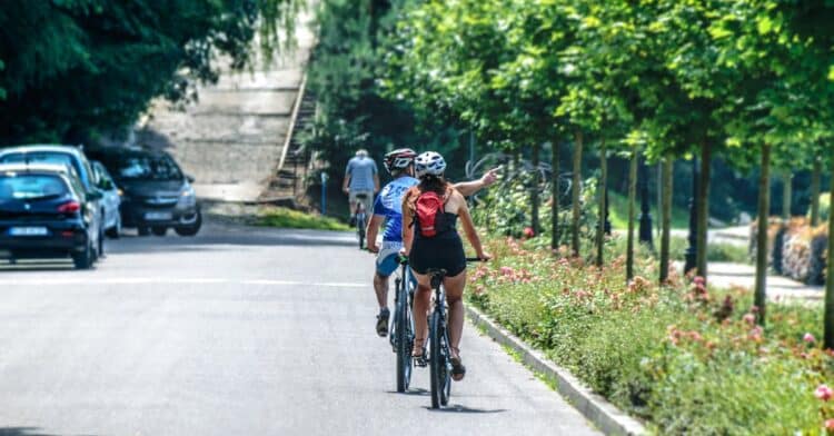 découvrez le plaisir de voyager en solo à vélo avec notre guide expert. trouvez l'inspiration pour vos prochaines aventures en solitaire à vélo.