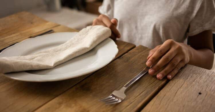découvrez les bonnes manières à table avec nos conseils et règles de savoir-vivre pour bien se comporter lors des repas.
