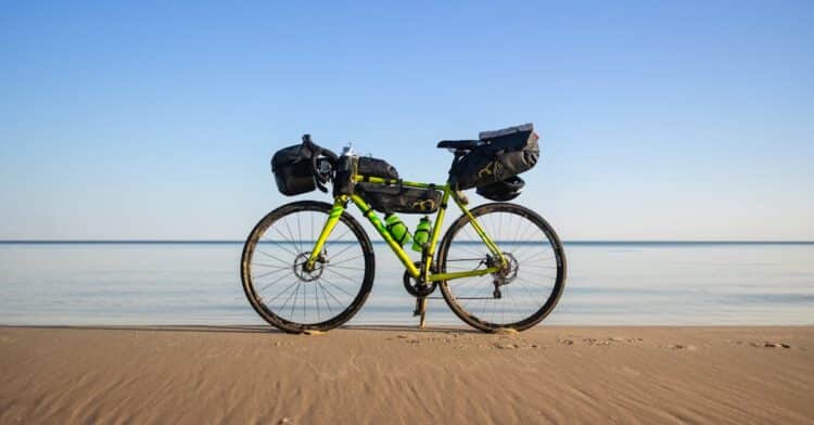 découvrez le bikepacking : une manière innovante et excitante de voyager à vélo, mélangeant aventure, camping sauvage et exploration de nouveaux horizons.