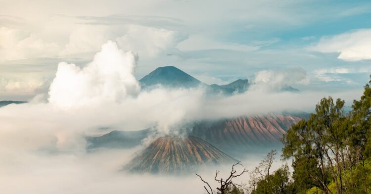 découvrez l'histoire fascinante des volcans endormis et leur impact sur l'environnement avec notre exploration des dormant volcanoes.