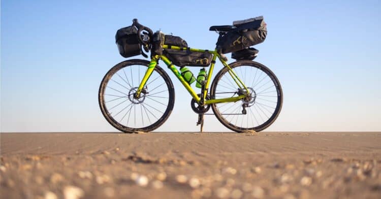 découvrez le bikepacking, une aventure cycliste itinérante à travers des paysages magnifiques et des chemins inexplorés, idéale pour les amateurs de vélo et les voyageurs en quête de liberté.