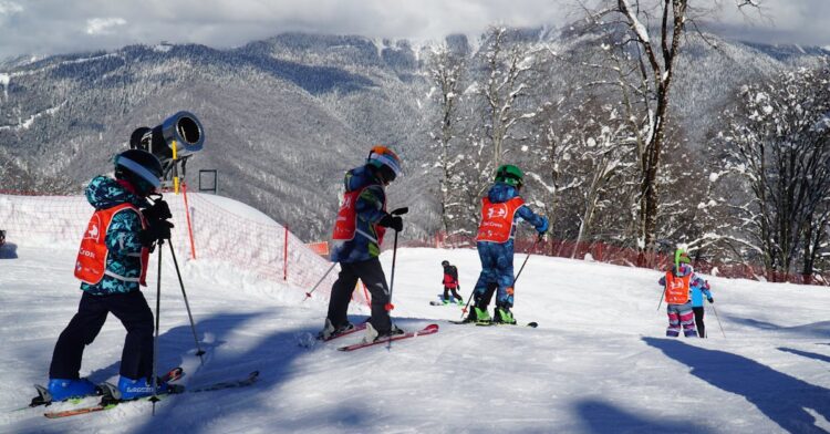 découvrez le ski pour les enfants : des cours ludiques, des activités adaptées et des moments inoubliables dans les montagnes enneigées.