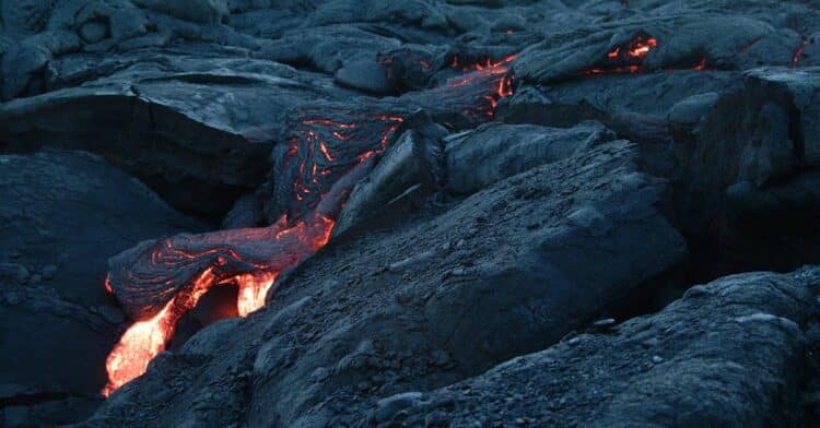 découvrez l'univers fascinant des volcans, de leur formation à leur éruption. explorez les merveilles naturelles, les dangers potentiels et les paysages époustouflants des régions volcaniques. apprenez comment ces géants de la terre façonnent notre planète et l'impact qu'ils ont sur l'environnement.