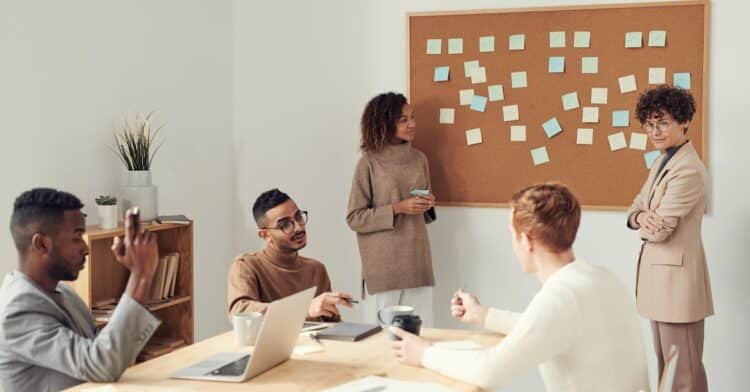 la diversité dans l'emploi : promouvoir l'égalité des chances et la représentation de toutes les personnes au sein des entreprises.